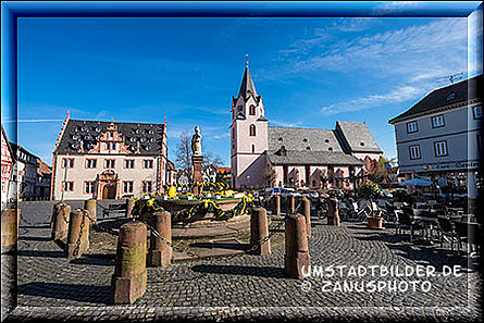 Rathaus und Stadtkirche hinter dem Osterbrunnen