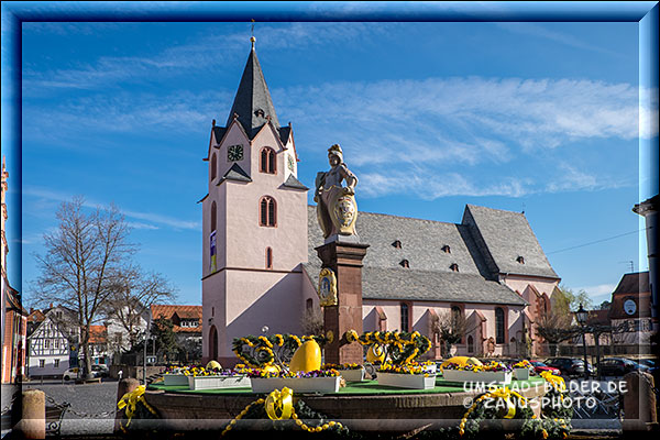 Osterbrunnen vor der Stadtkirche