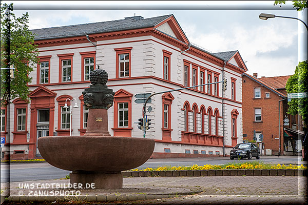 Wendelinusbrunnen mit altem Amtsgericht im Hintergrund