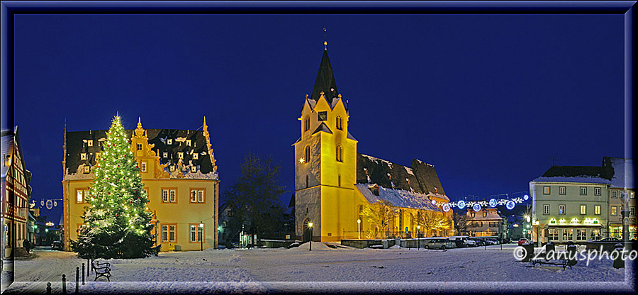 Winter in Umstadt, Panoram des illuminierten Marktplatzes im Schnee