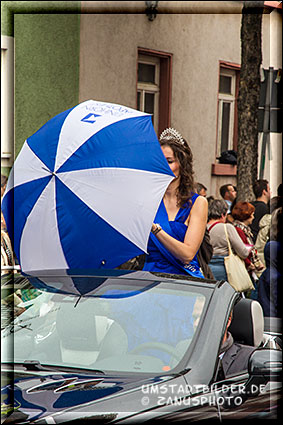 Frau öffnet den Regenschirm