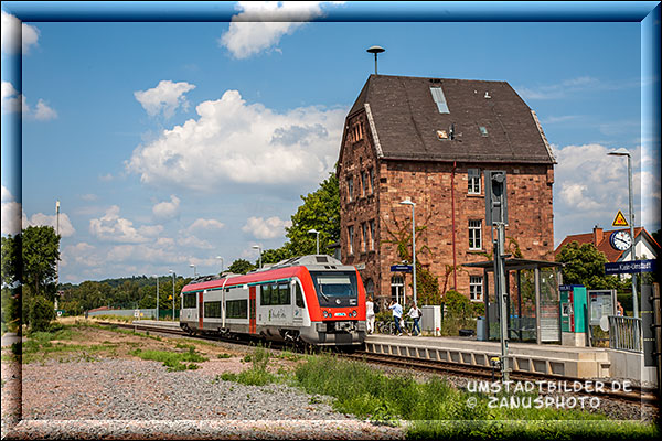 Odenwaldbahn steht am Bahnhof