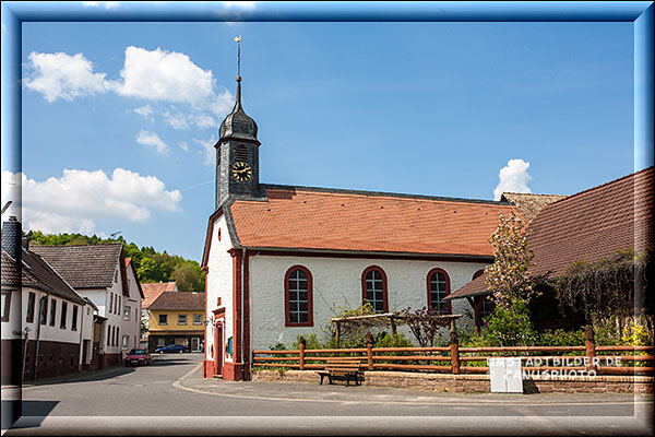Kirche in der Dorfmitte