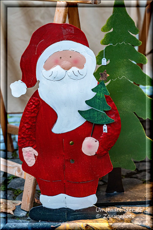 Figur Weihnachtsmann am Adventsmarkt