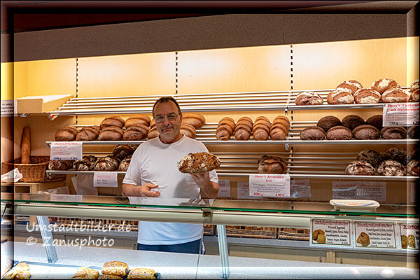 Bäckermeister Seliger präsentiert eines seiner Brote